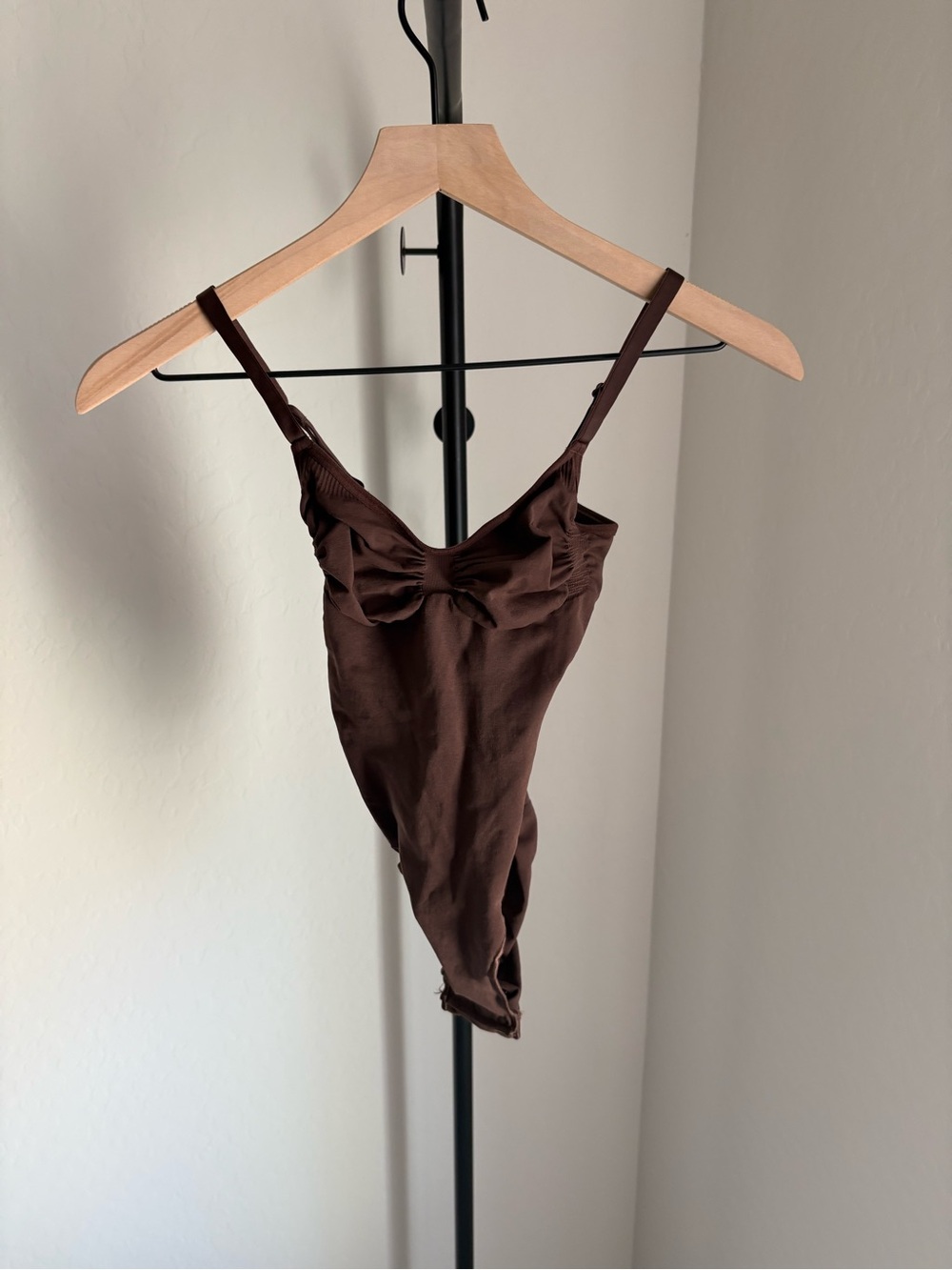 SKIMS Seamless Sculpt Cami Bodysuit Chocolate Brown - Picture 3 of 5
